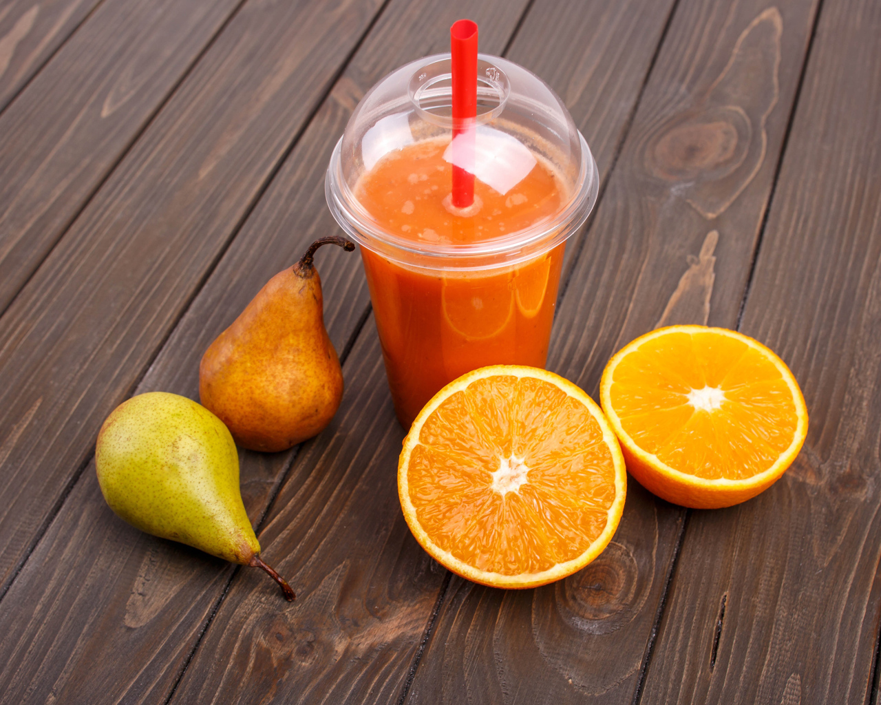 Сок на столе с грушами и апельсином