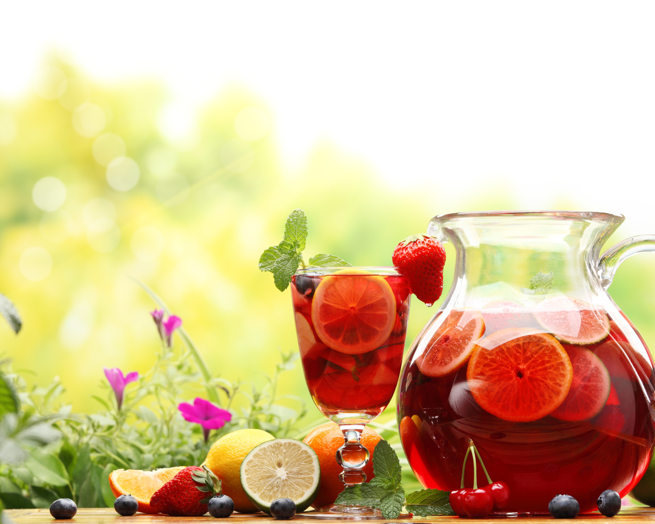 Лимонад в графине с ягодами