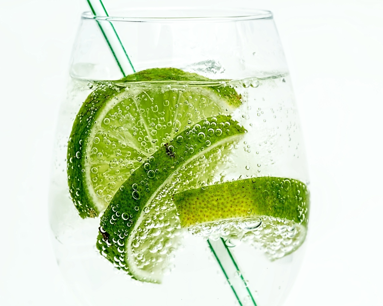 Лайм в стакане с мохито на белом фоне