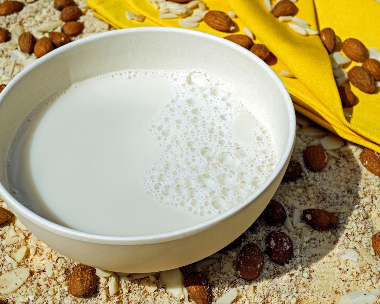 Молоко с миндальными орехами