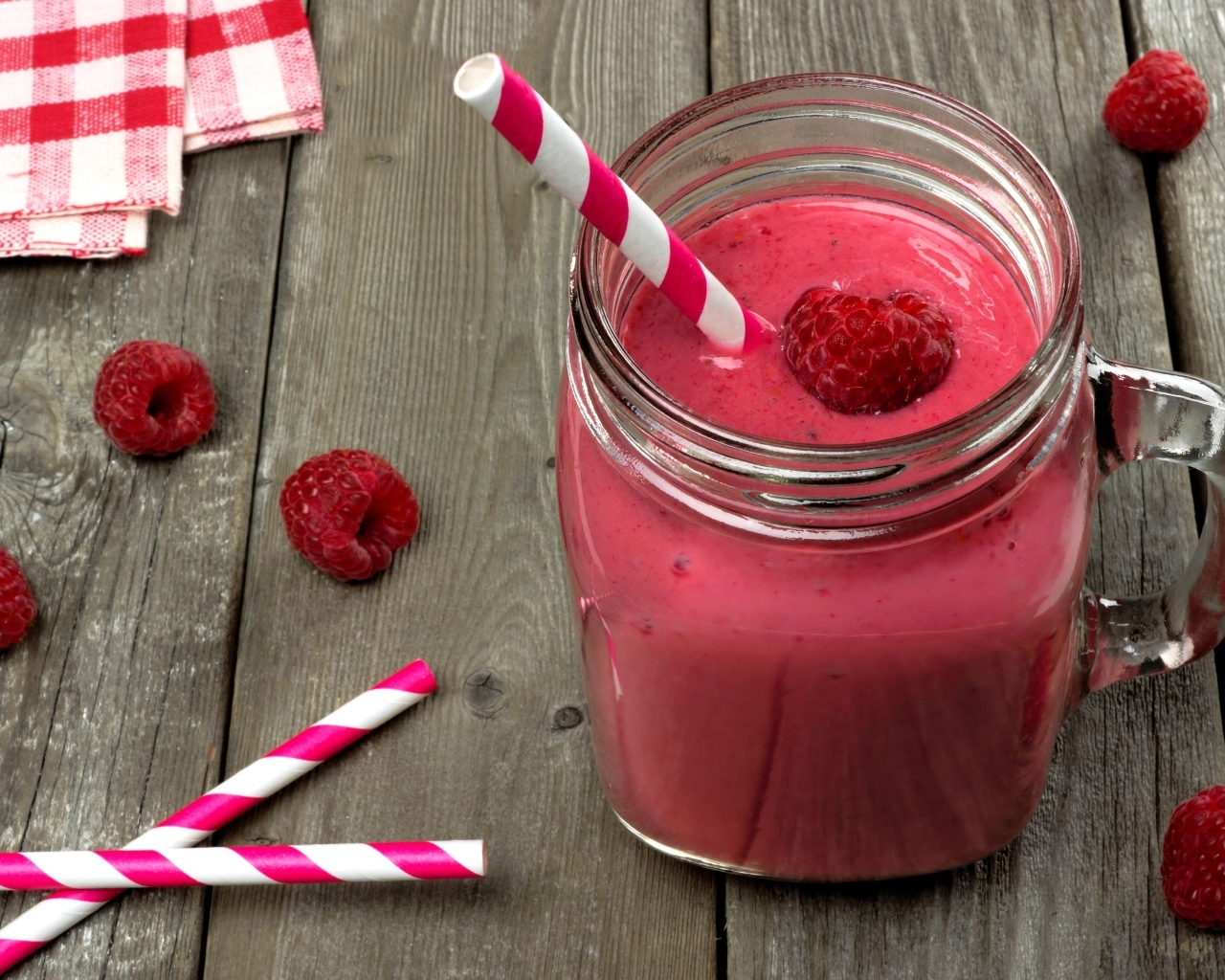 Малиновый смузи в стеклянной банке с трубочкой