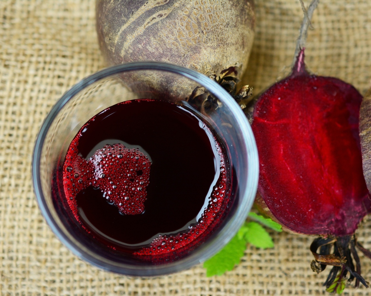 Сок из красной свеклы на столе