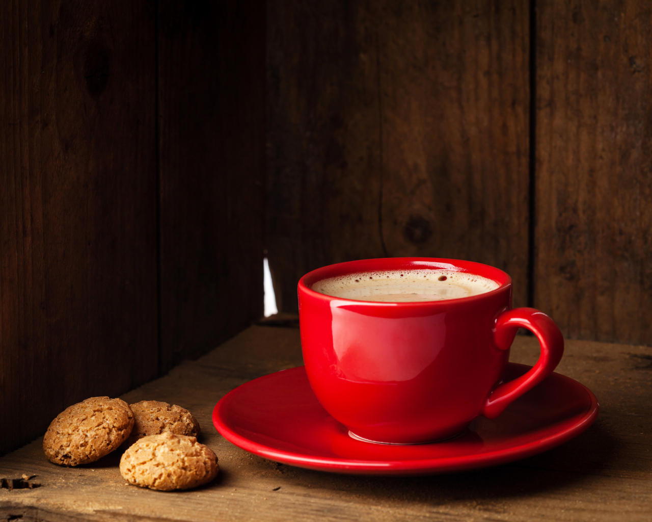 Красная чашка кофе на столе с печеньем