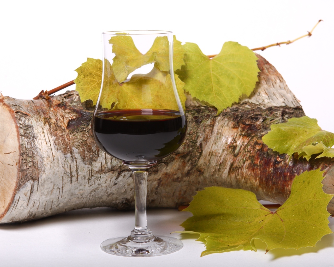 Бокал красного вида с бревном на белом фоне