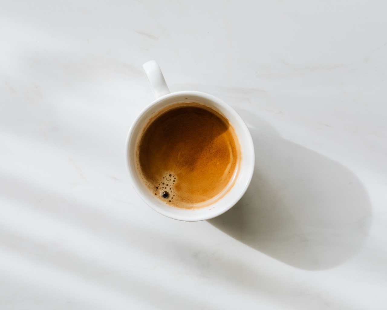 Маленькая белая чашка кофе