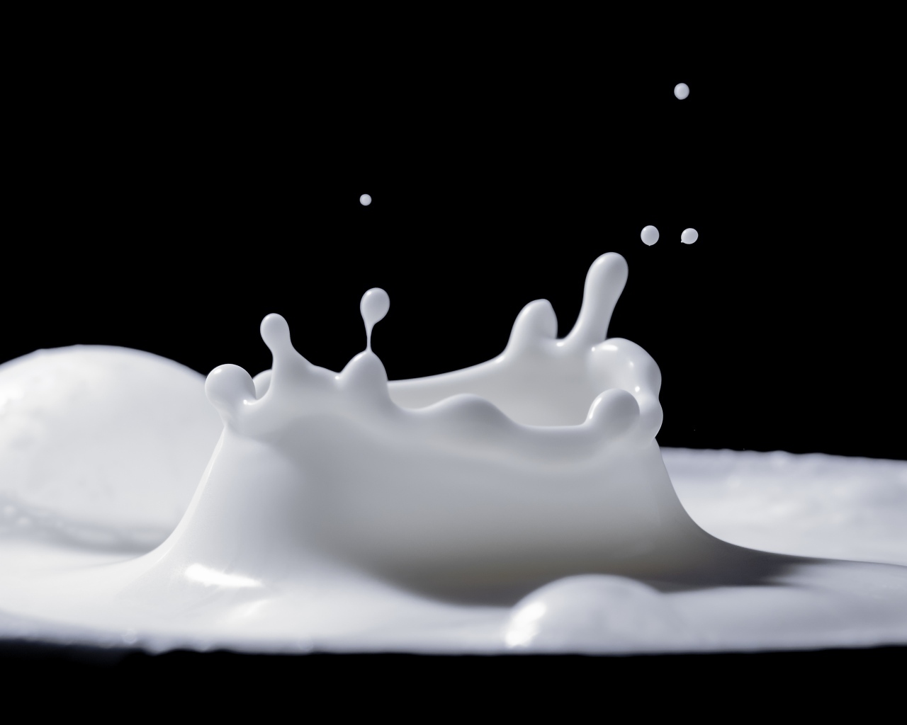Брызги молока на черном фоне