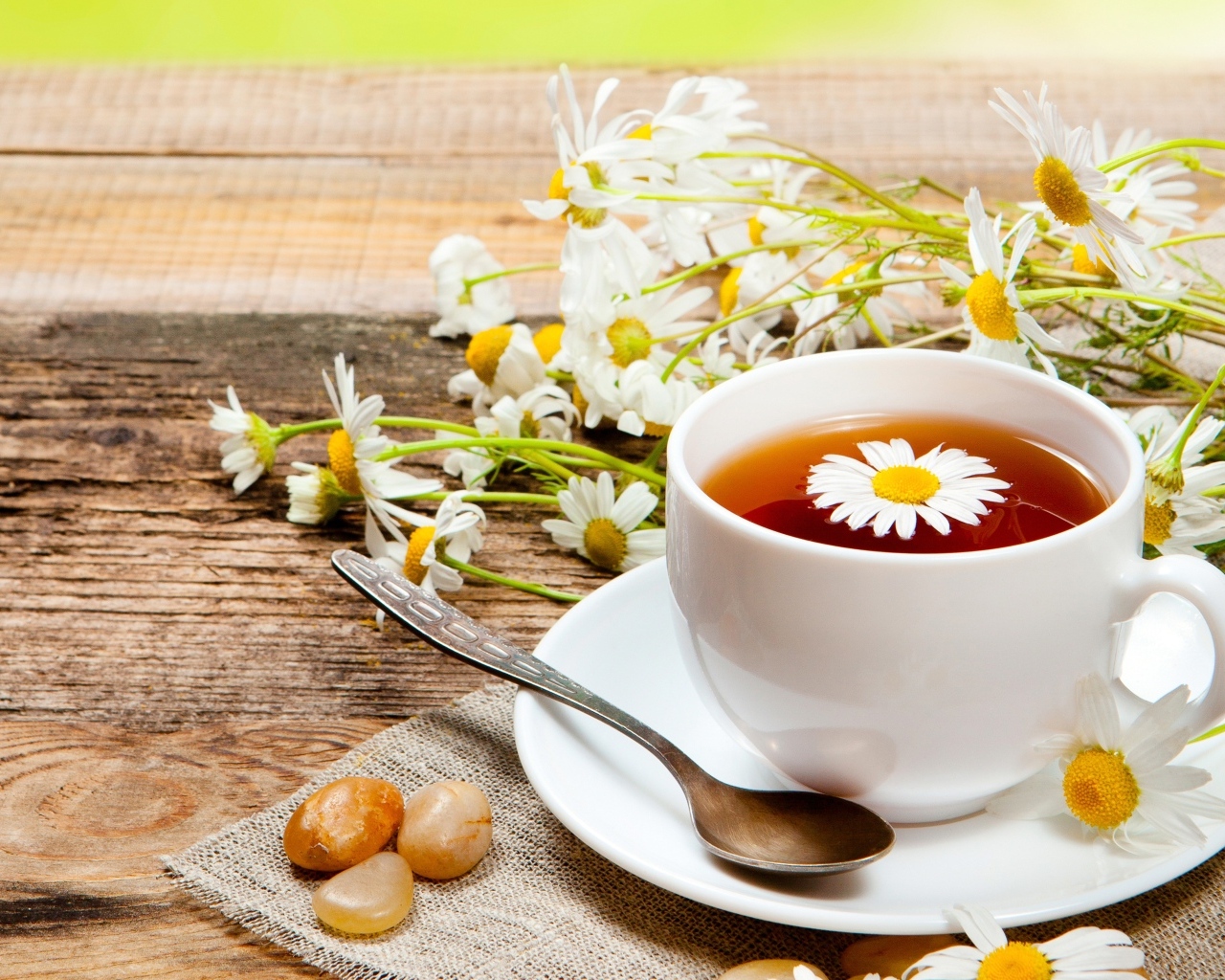Чай на столе с цветами ромашки и конфетами