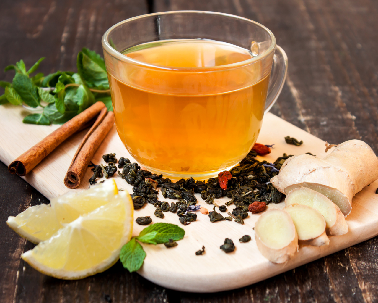 Чай с пряностями и имбирем на столе