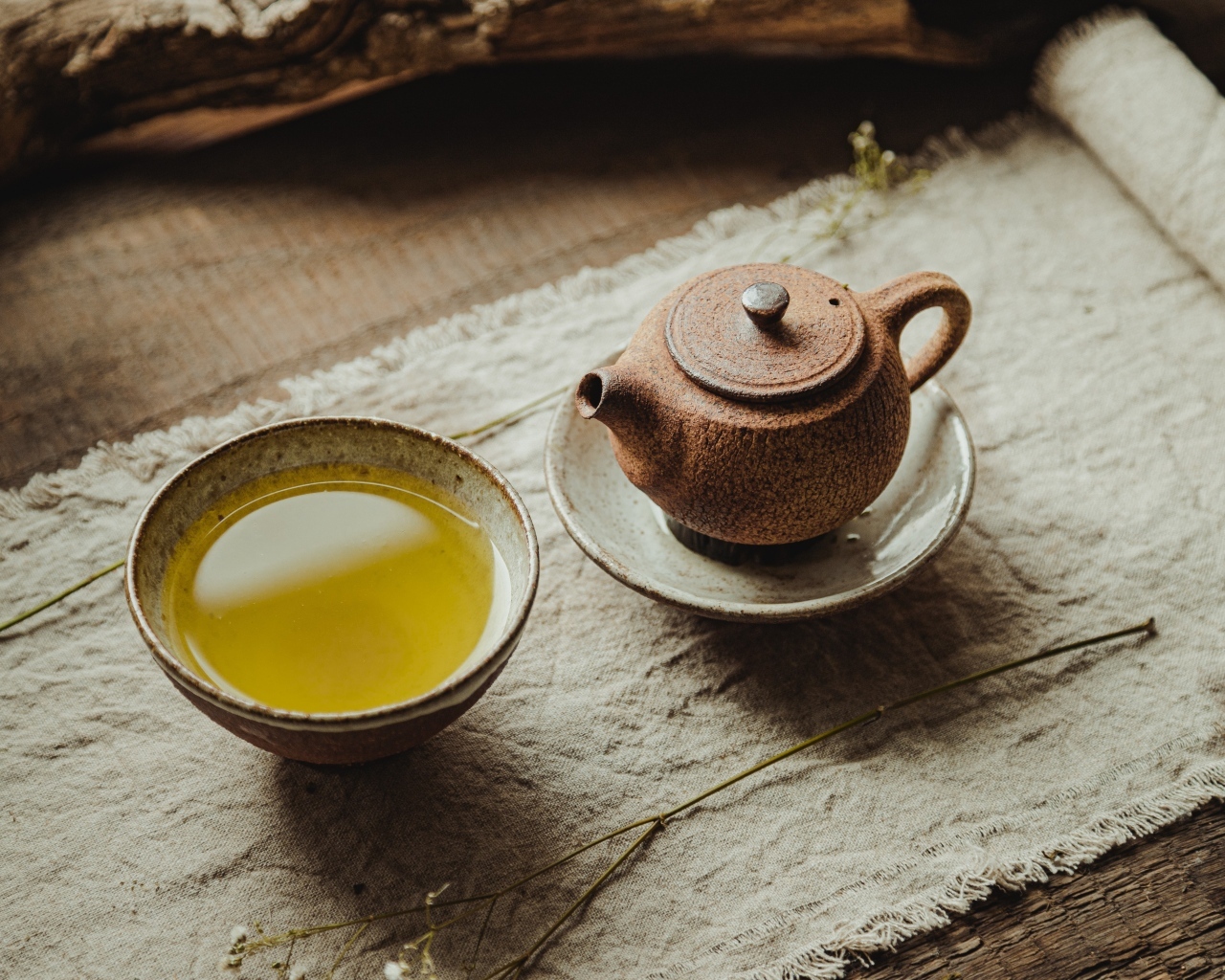 Чайник с чашкой зеленого чая