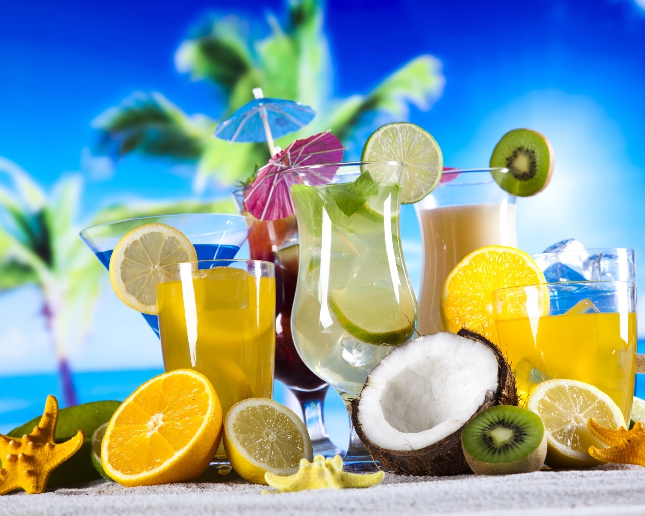 Тропические коктейли на песне у моря