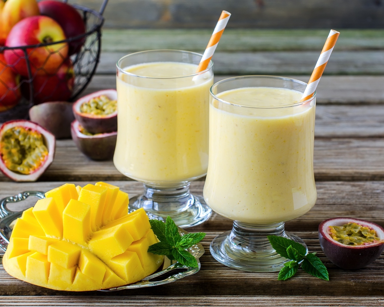 Два коктейля на столе с фруктами