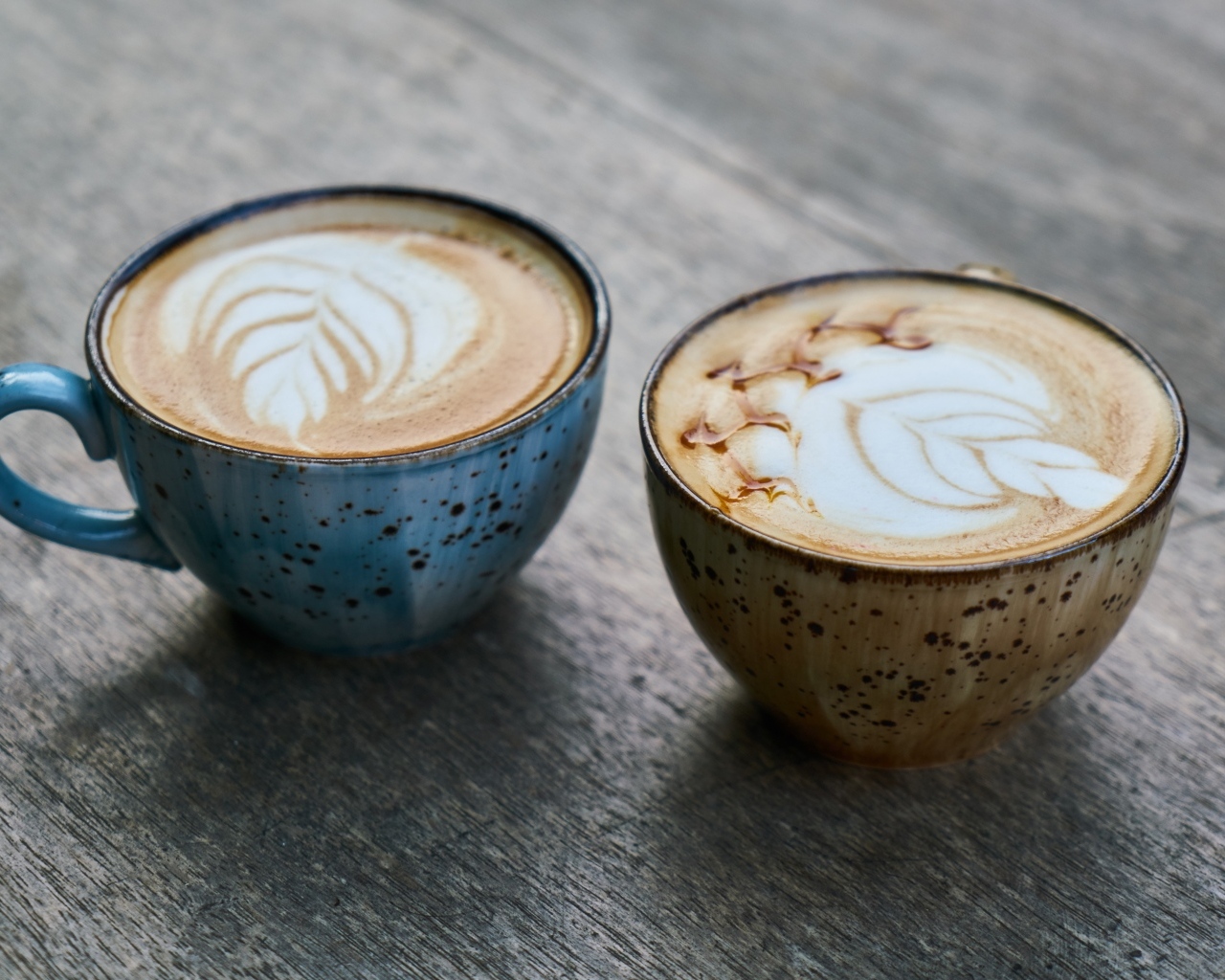 Две чашки кофе с рисунком на пене