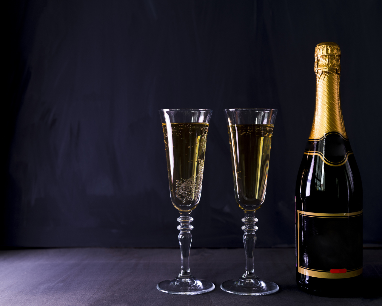 Два бокала и бутылка шампанского