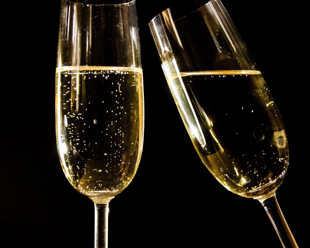 Два бокала шампанского на черном фоне