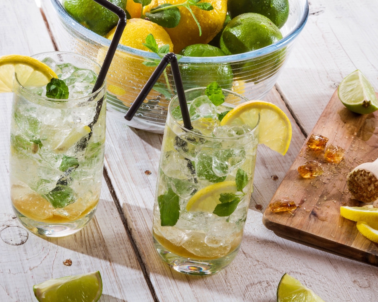 Два стакана мохито с кусочками лайма и льдом