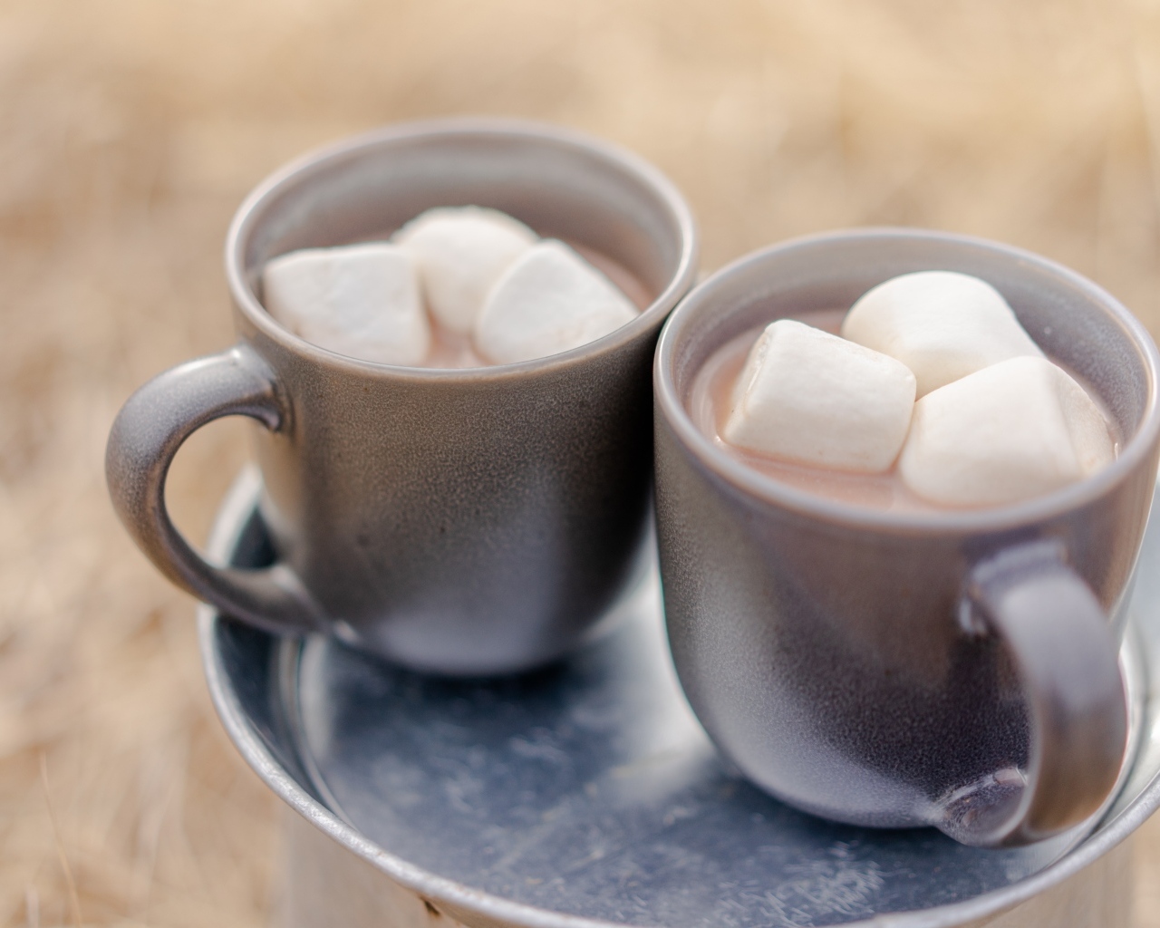 Две маленькие чашки кофе с маршмеллоу