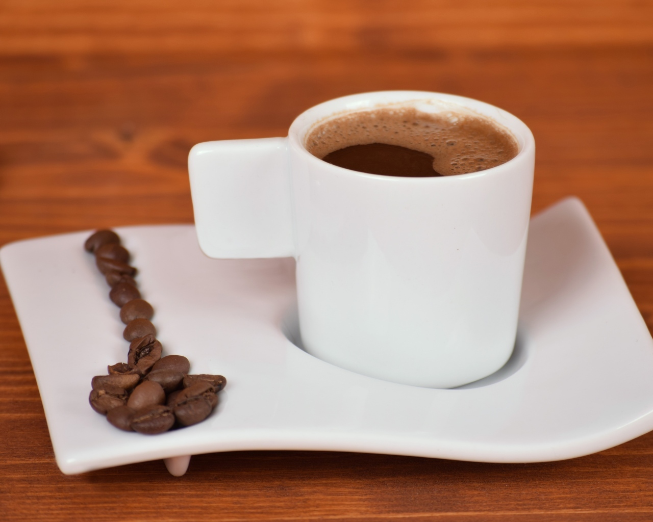 Белая чашка горячего кофе на столе 