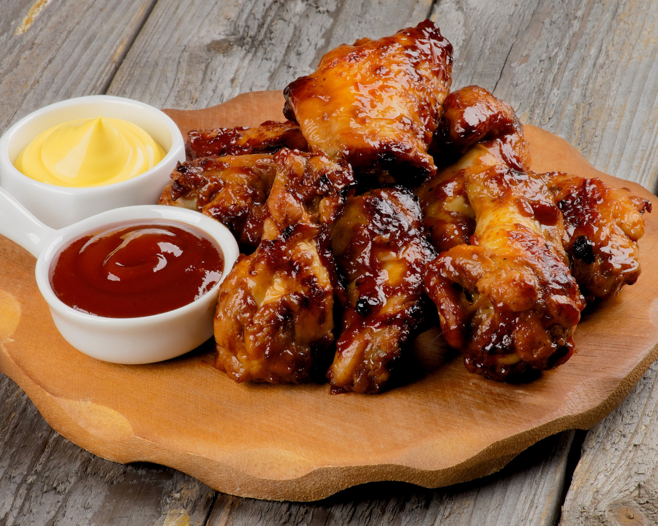 Запеченная курица на доске с соусом