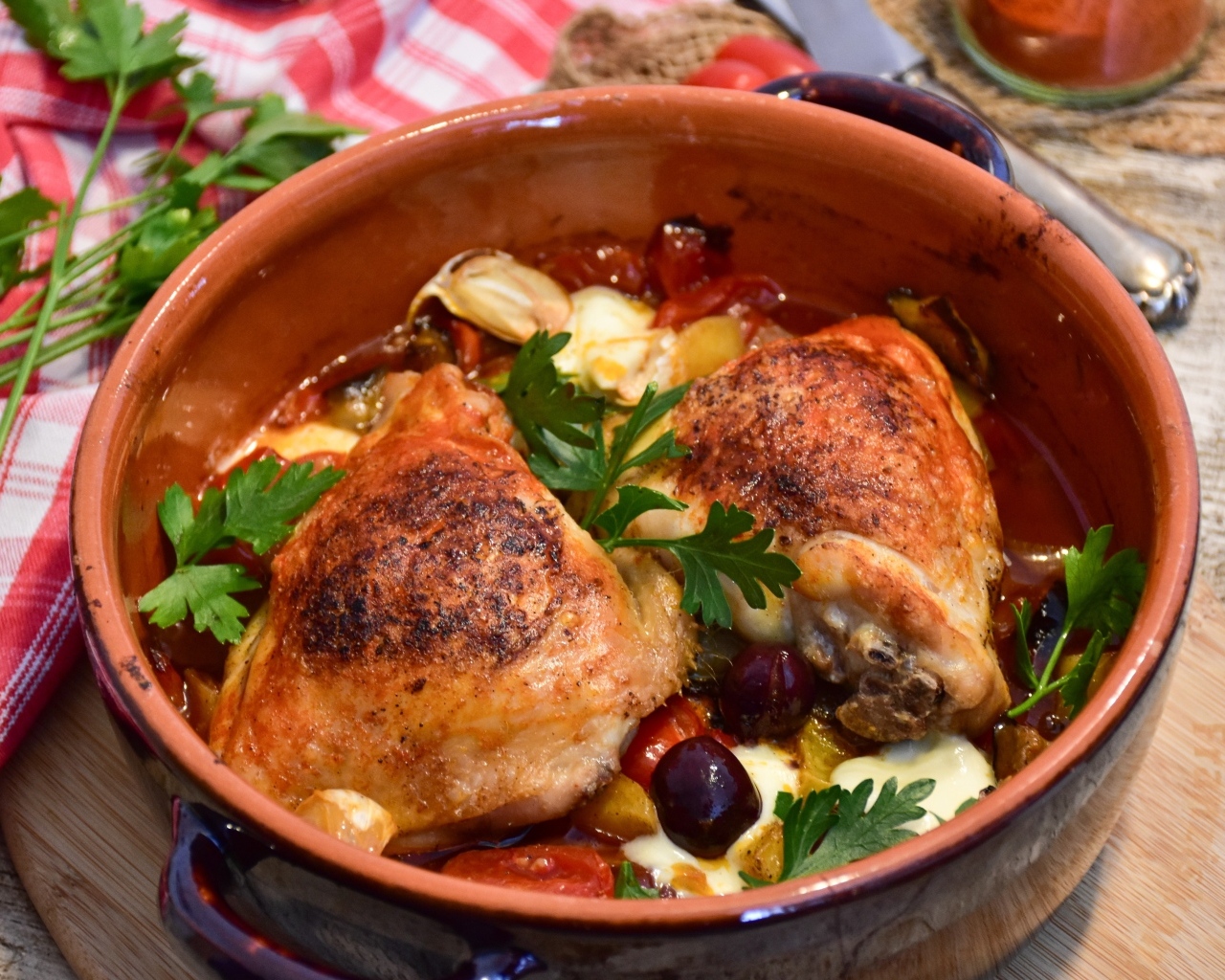 Запеченная курица с овощами в кастрюле