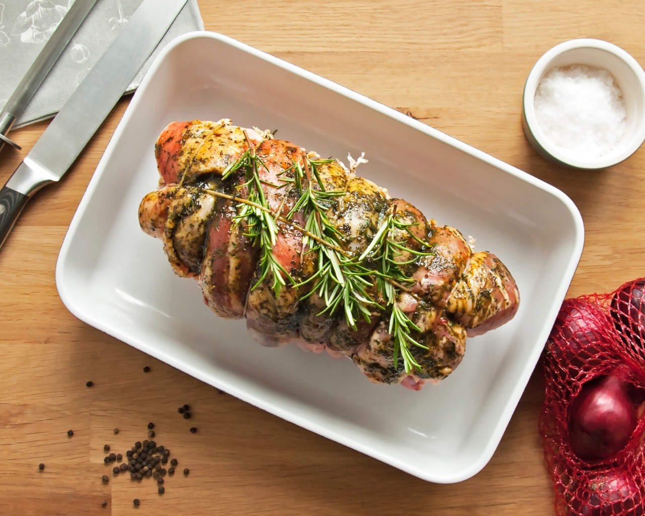 Запеченный мясной рулет с веточками розмарина