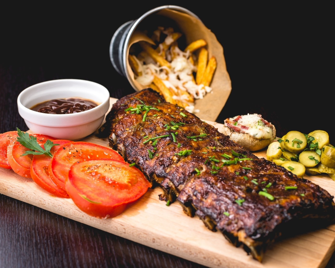 Запеченные ребрышки на доске с овощами