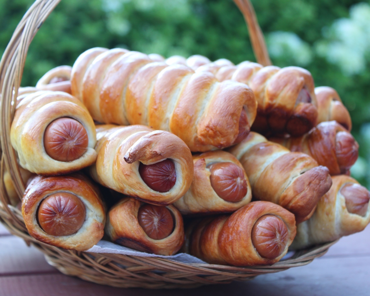 Красивые ароматные сосиски в тесте