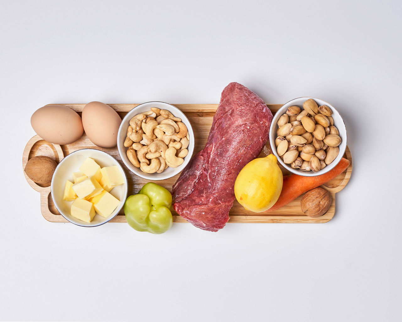 Свежее мясо с орехами и овощами на столе