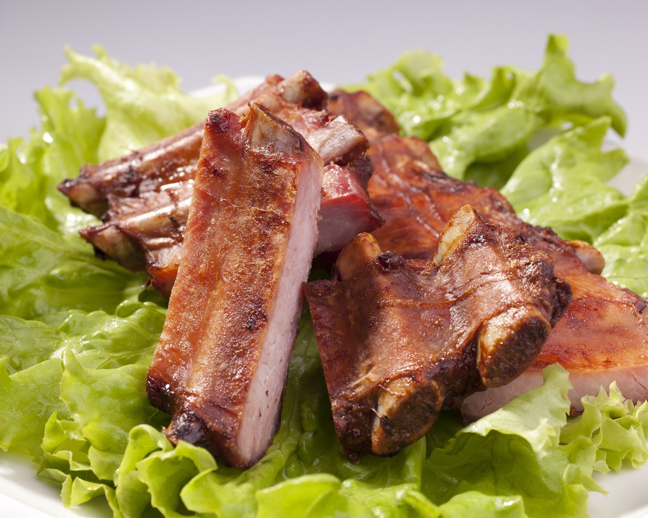 Ребрышки гриль с листьями зеленого салата