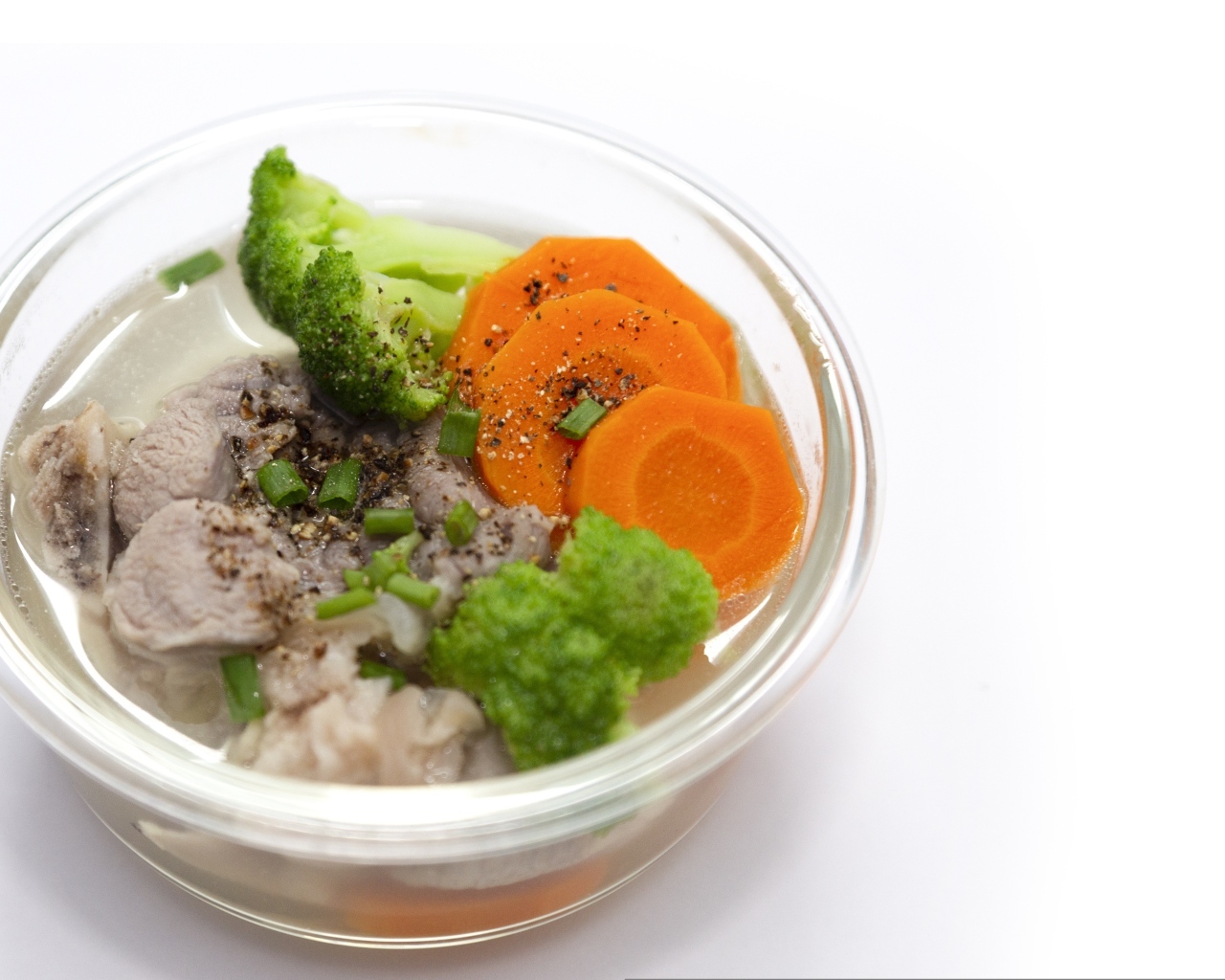 Мясо с морковью и брокколи в банке на столе