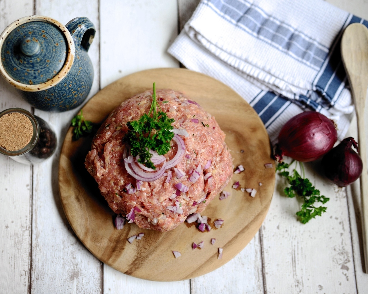 Фарш на столе с луком и специями