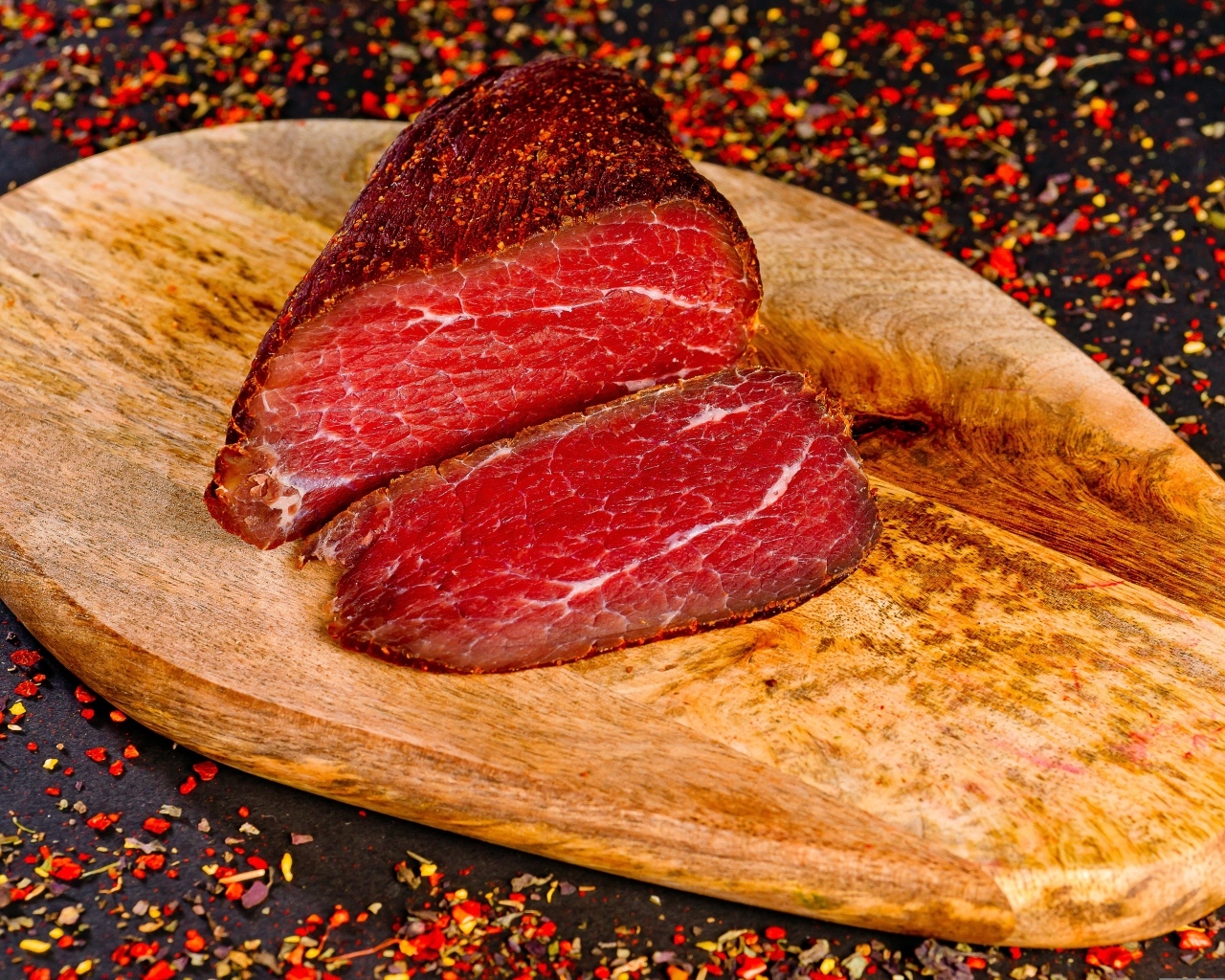 Кусок мяса на доске со специями