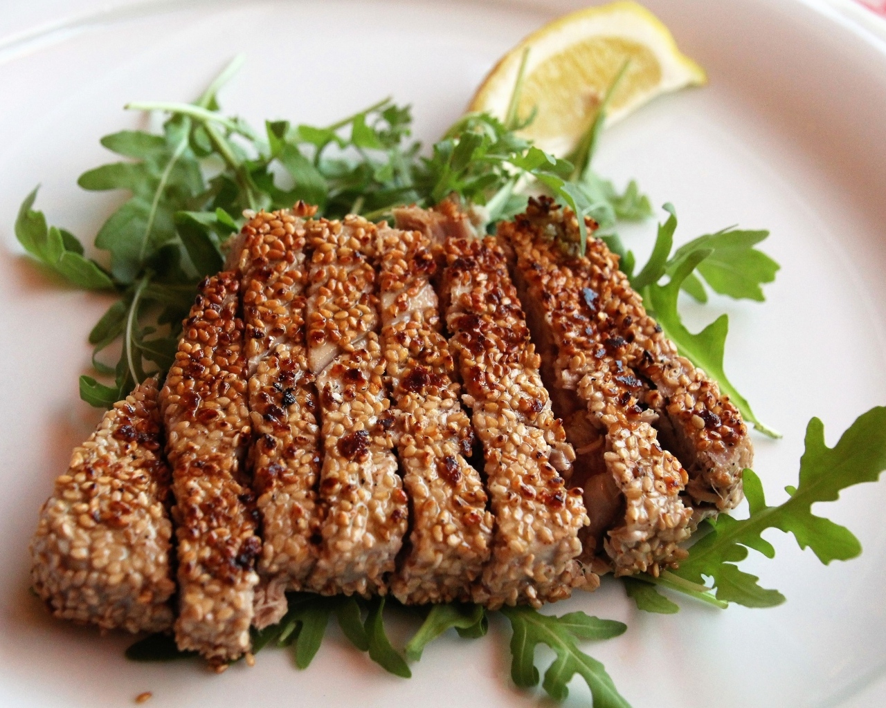 Кусок мяса с листьями рукколы 