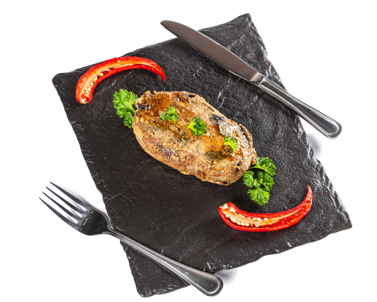 Кусок мяса с красным перцем на доске