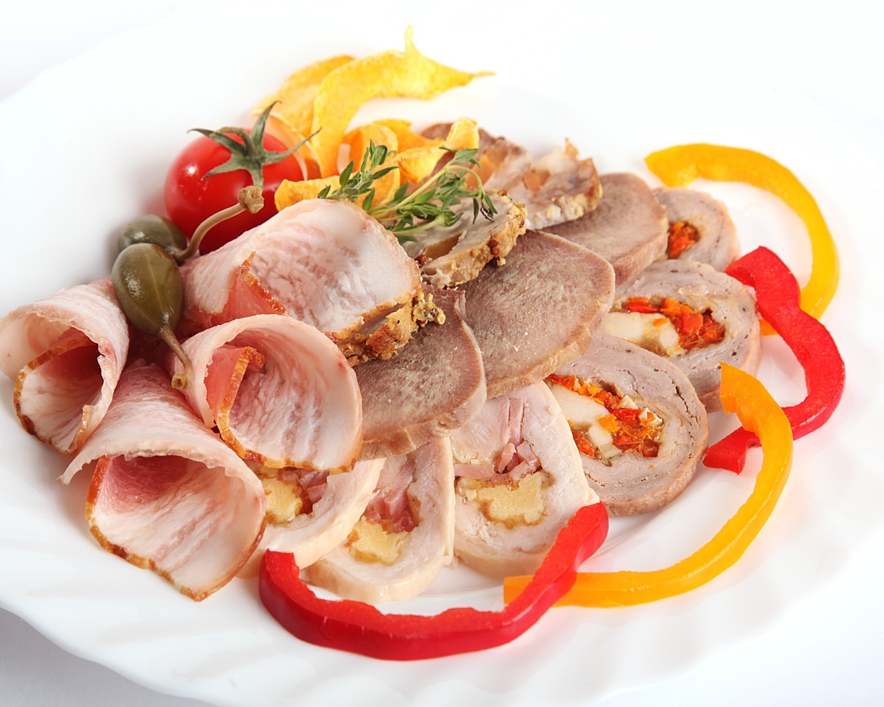 Тарелка с ветчиной и сладким перцем