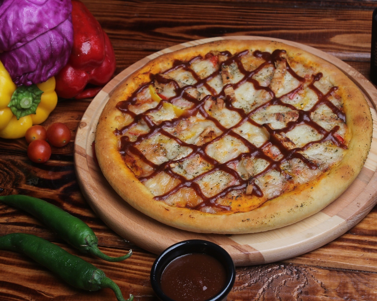 Аппетитная пицца с перцем на столе