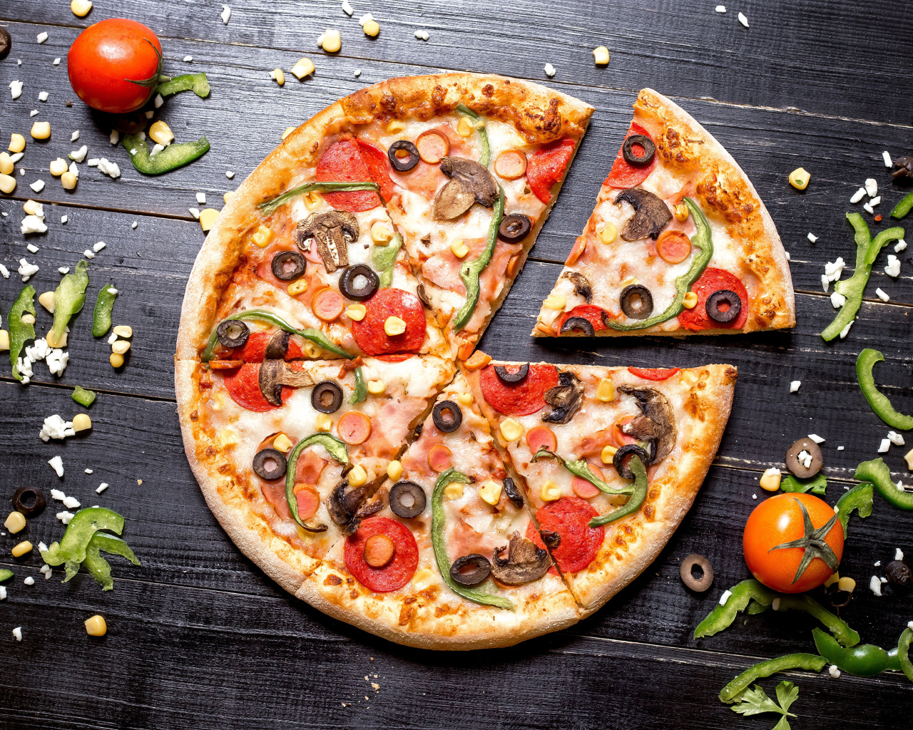 Итальянская пицца с овощами на столе