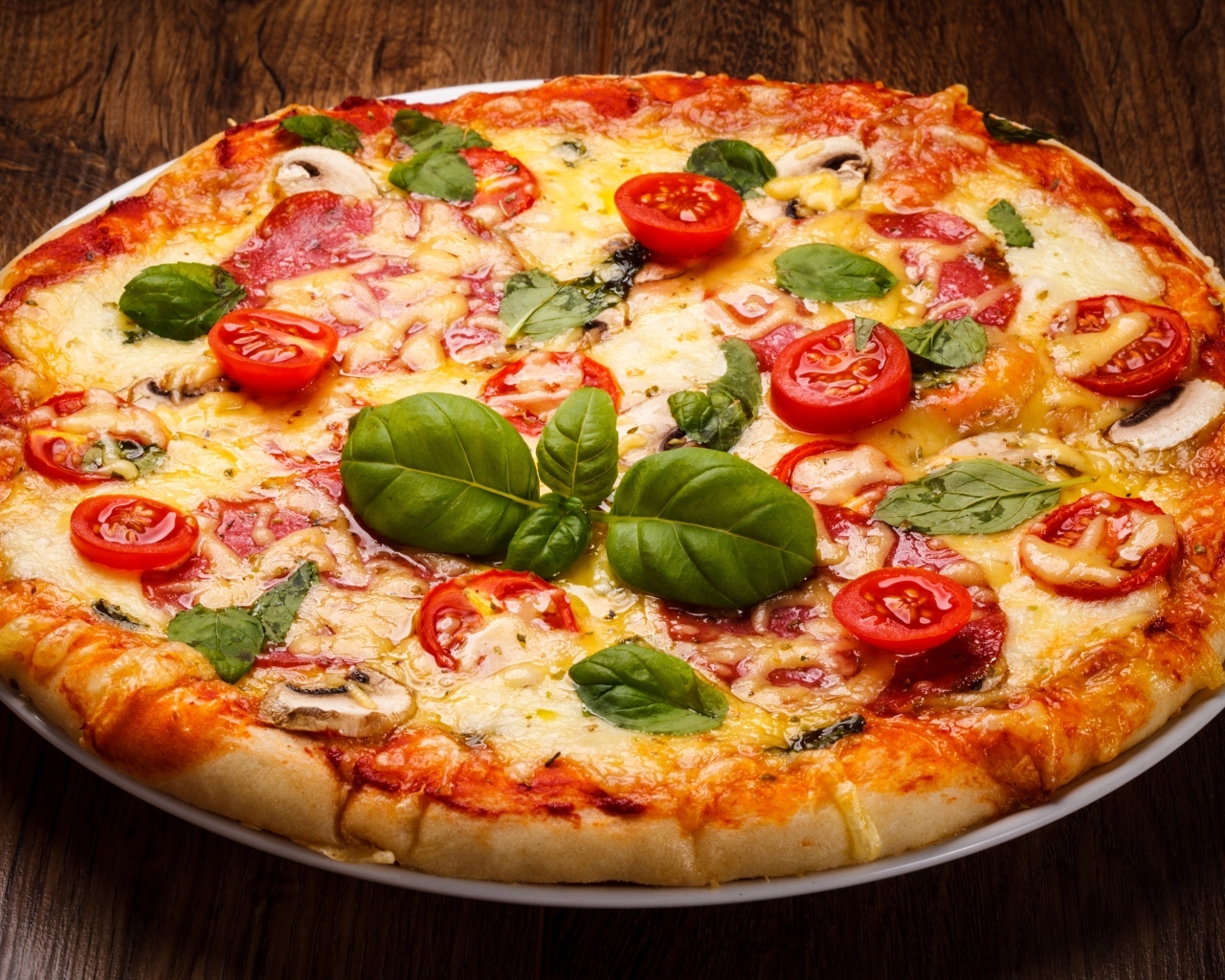 Пицца с сыром, базиликом и грибами