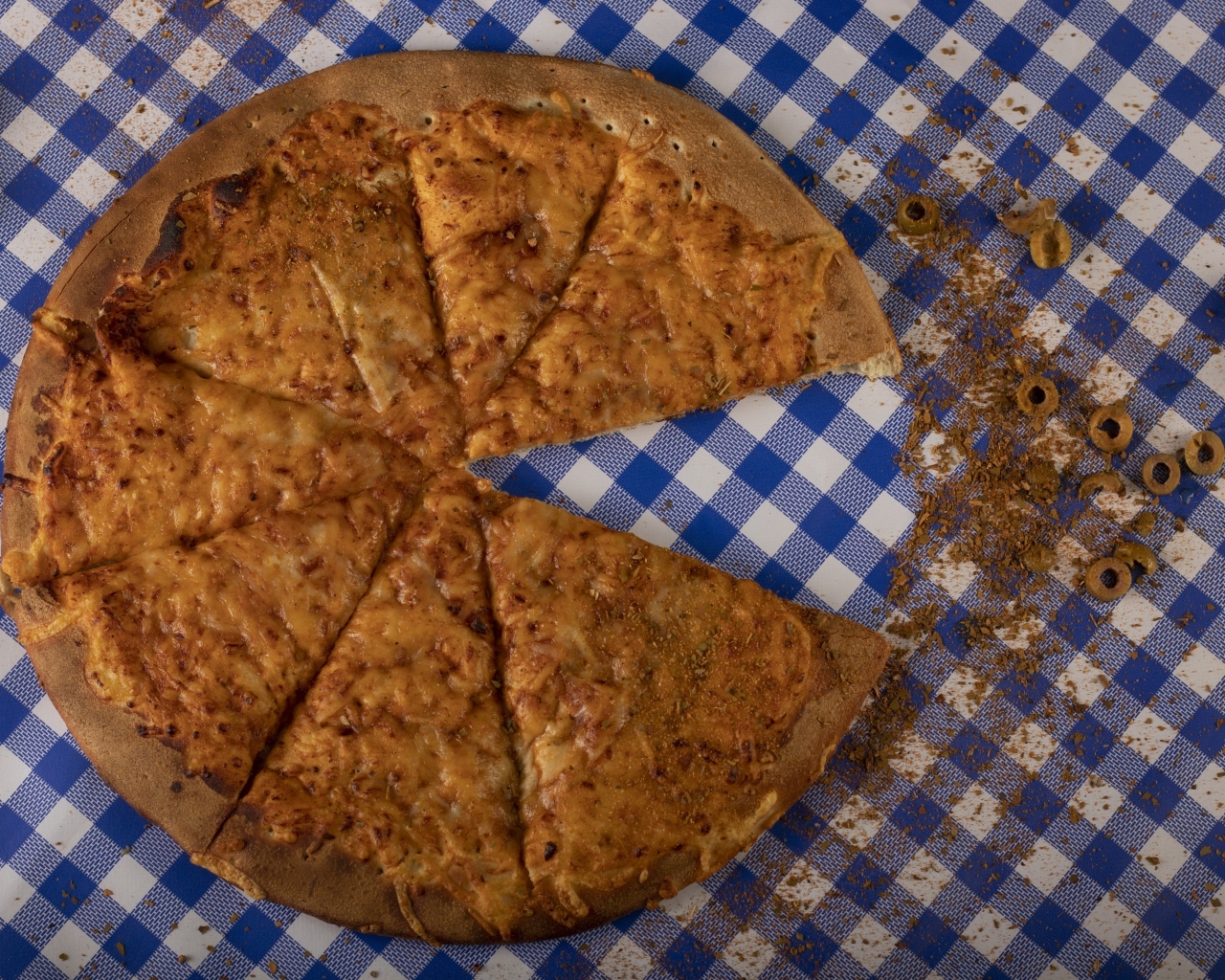 Пицца с грибами на столе