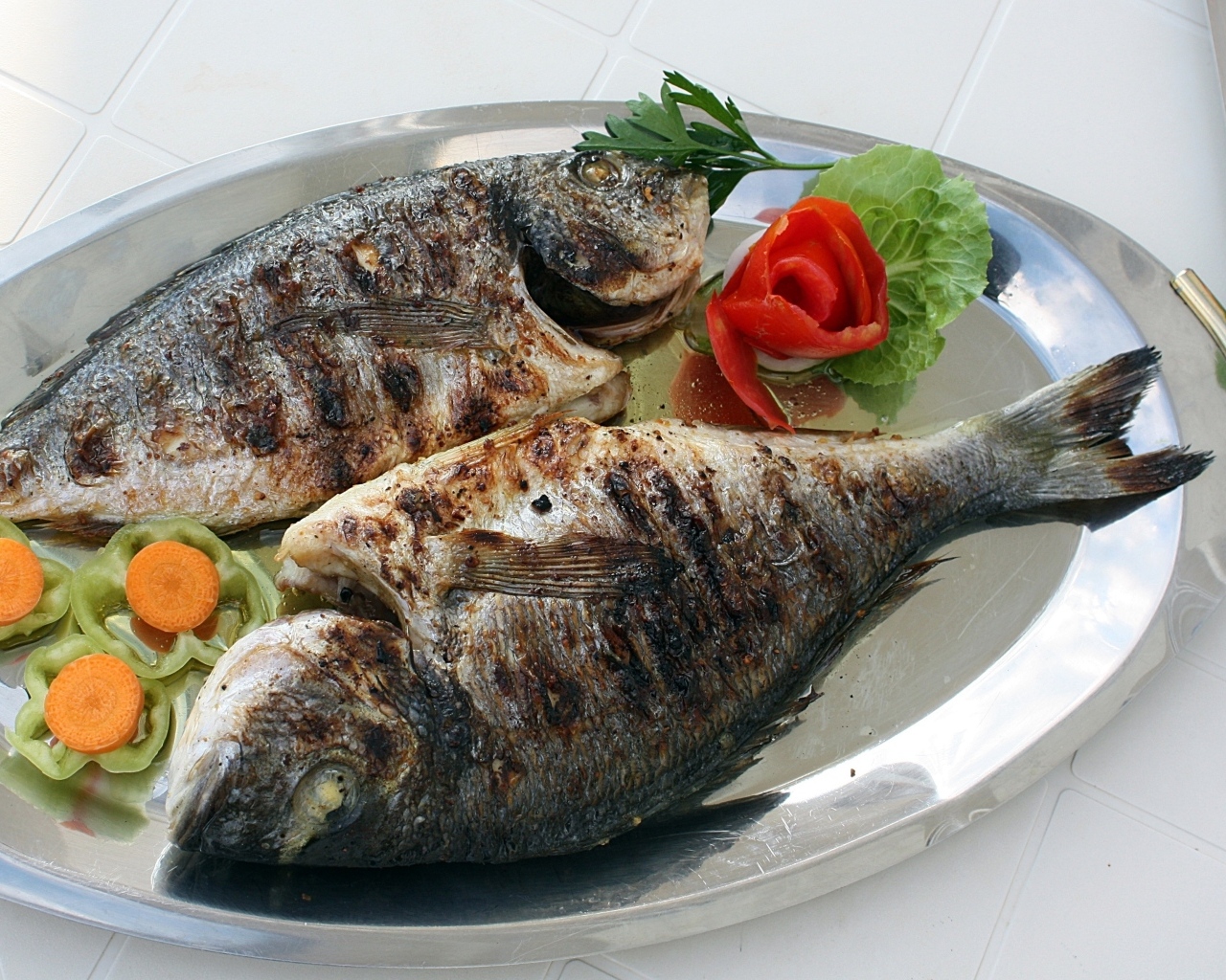 Запеченная рыба на тарелке с овощами