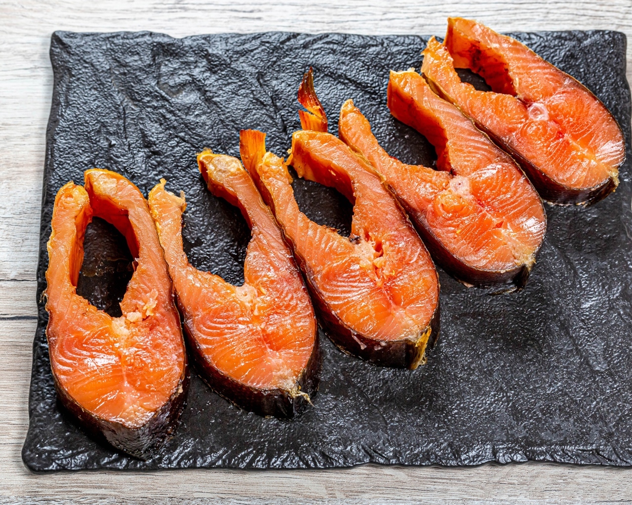 Запеченная красная рыба на столе