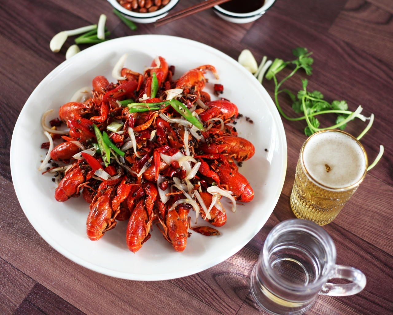 Вареные раки на столе с пивом