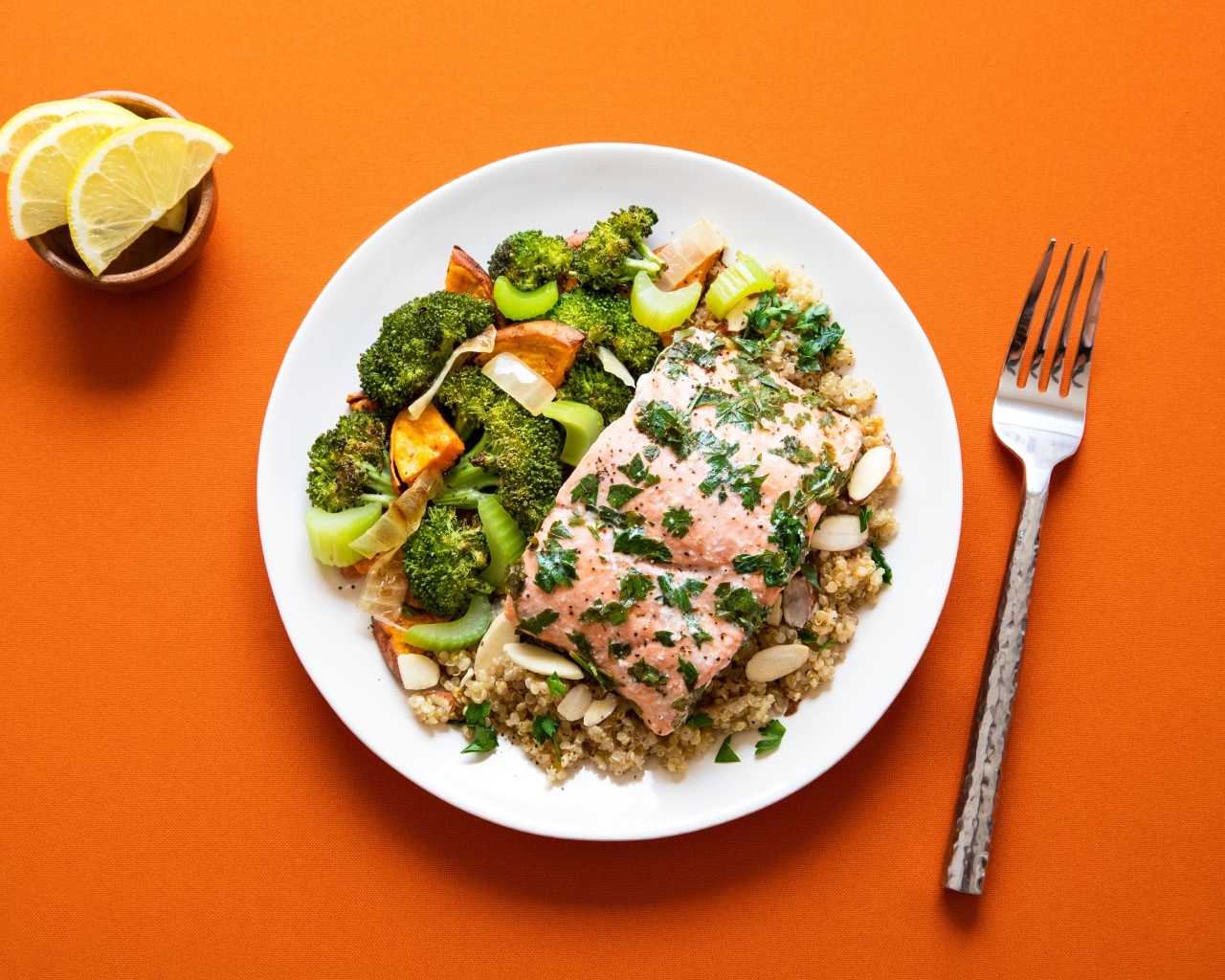 Вкусная рыба на тарелке с овощами и кашей