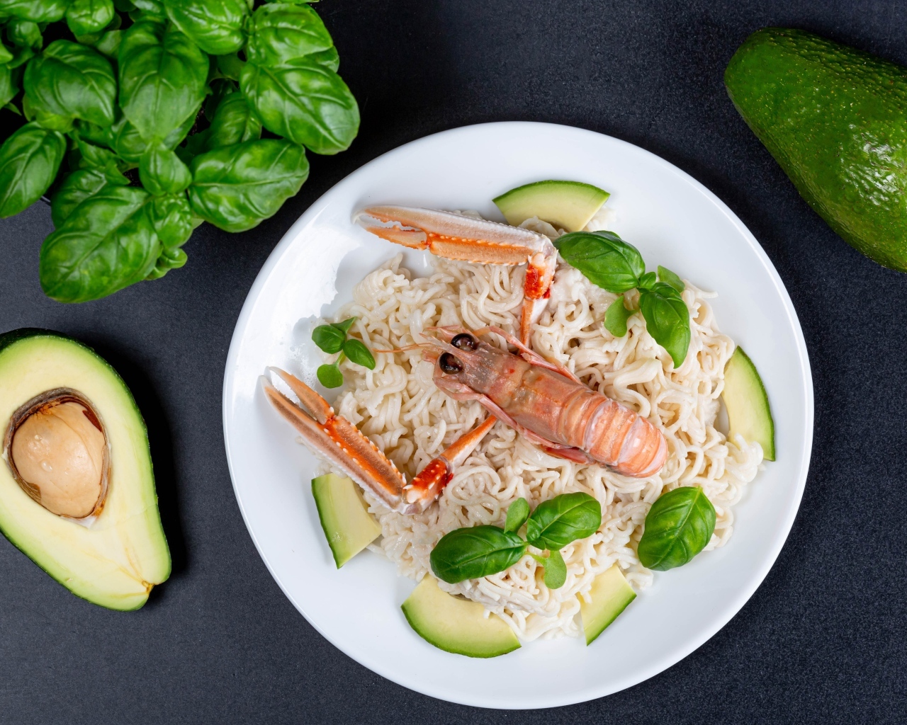 Омар с вермишелью, авокадо и листьями базилика