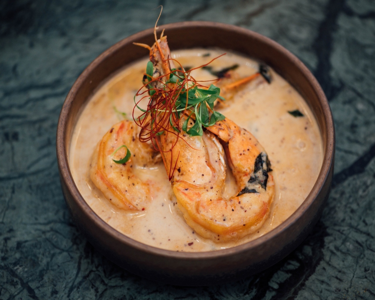 Суп мисо с креветками на столе