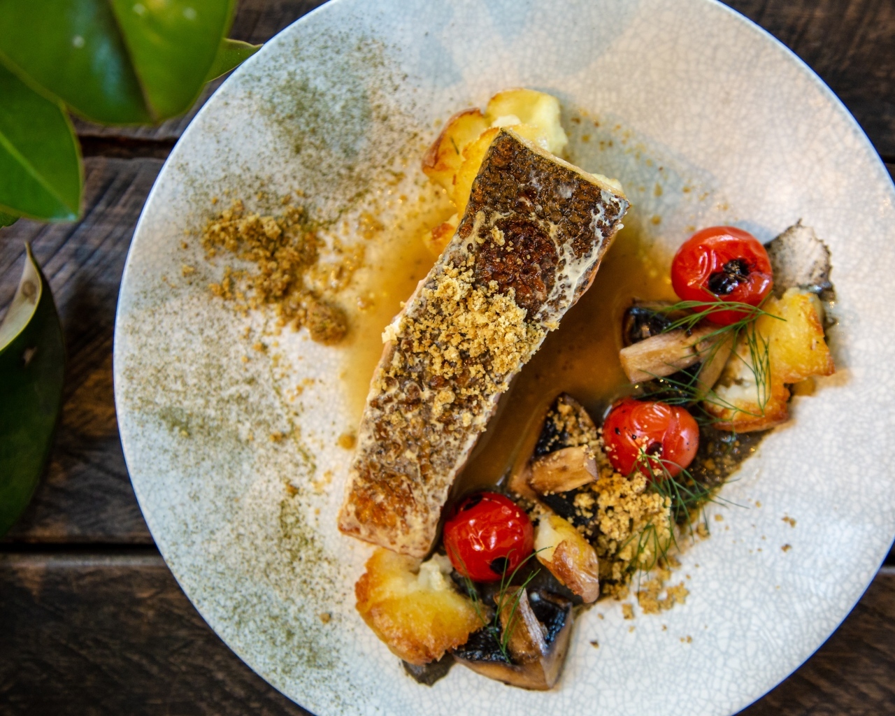 Кусок запеченной рыбы на тарелке с овощами