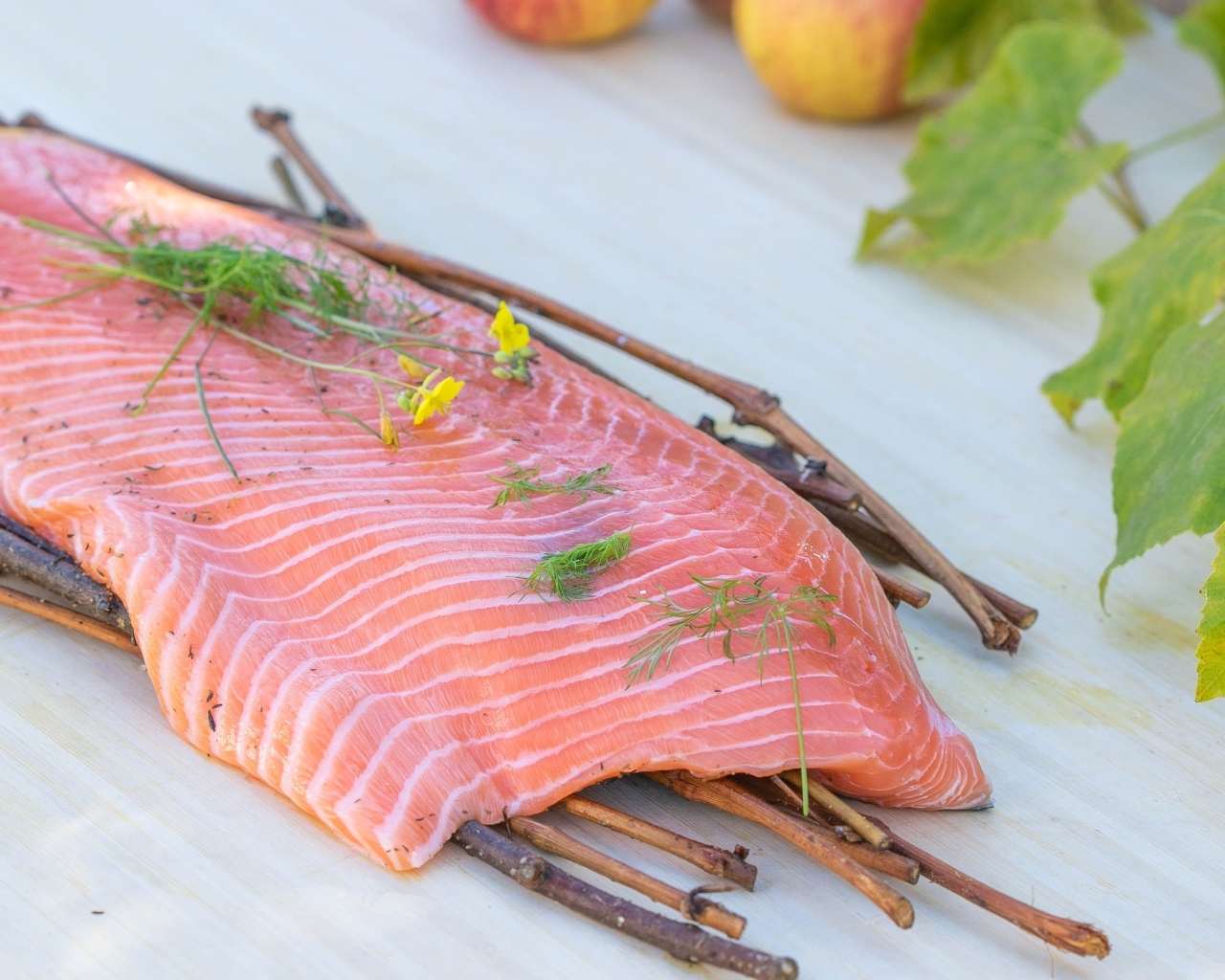 Кусок рыбы с ветками на столе