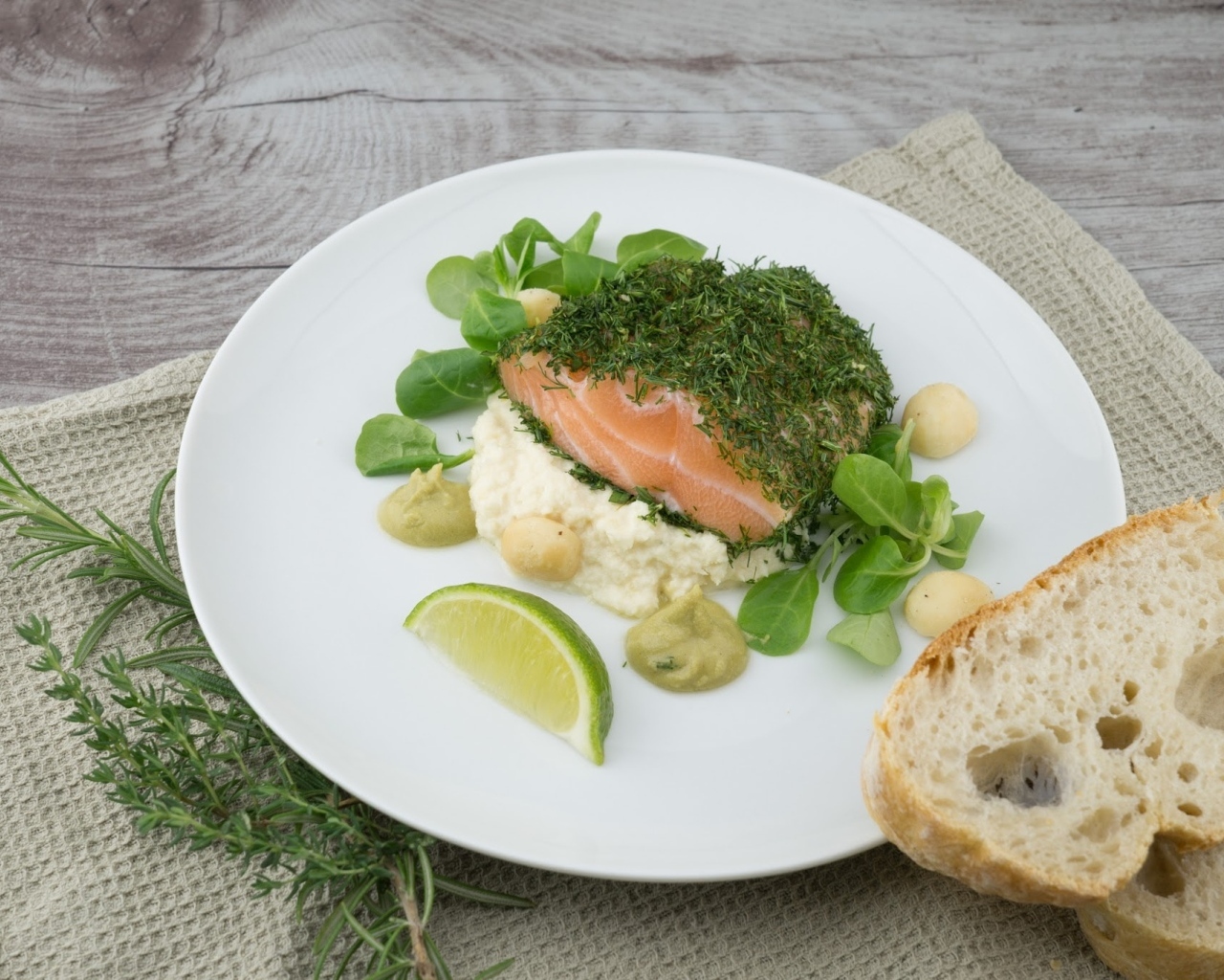 Кусок рыбы с зеленью на столе с хлебом