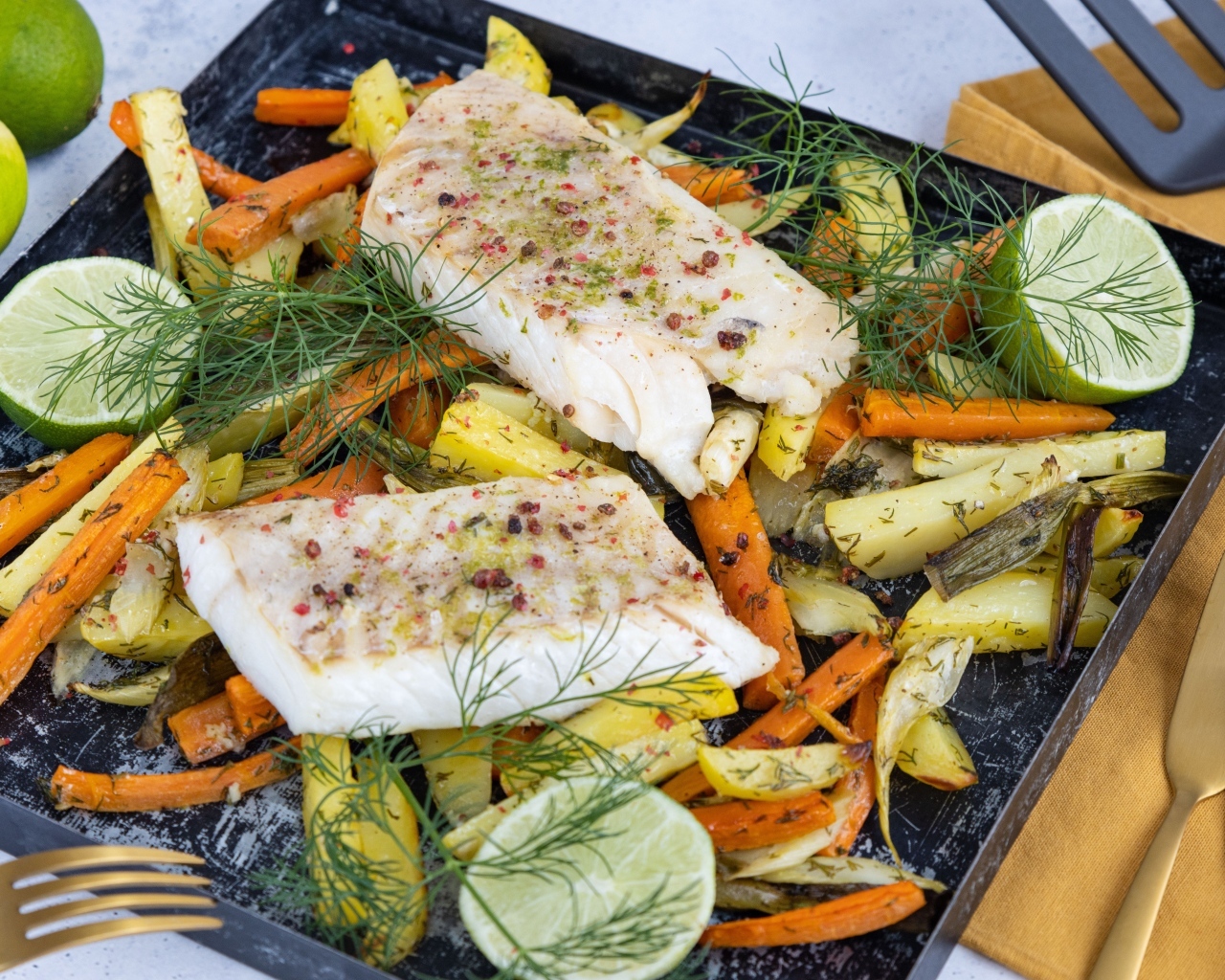 Куски рыбы на противне в с овощами