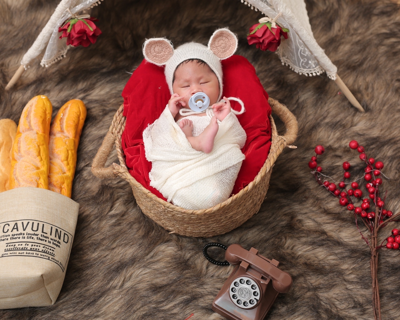 Ребенок спит в корзине с соской во рту