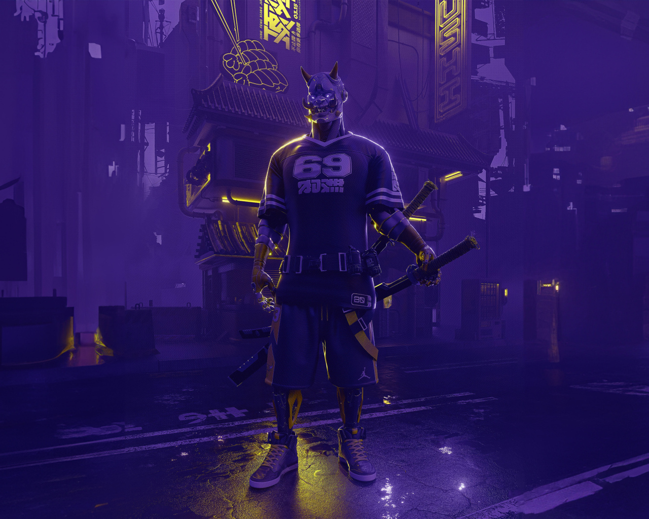 Мужчина в спортивном костюме и маске демона